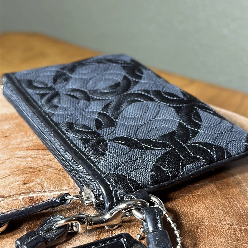 *HTF* COACH Op Art Quilted Wristlet